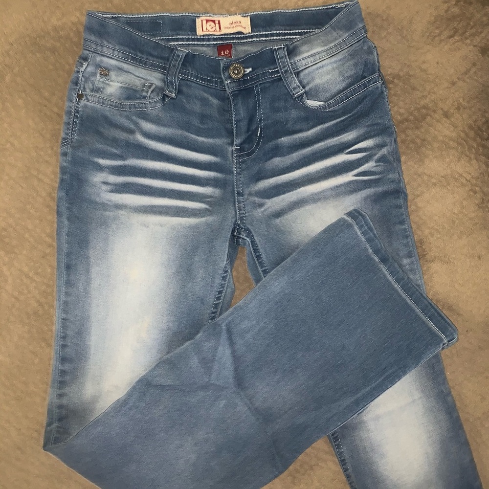 Girls L.E.I. Low rise slim boot cut jeans